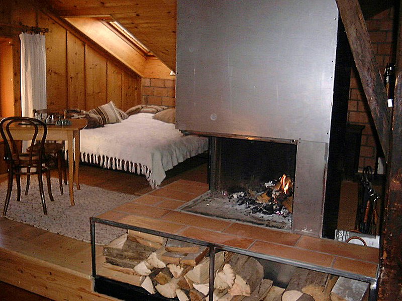 La cheminée et le lit double